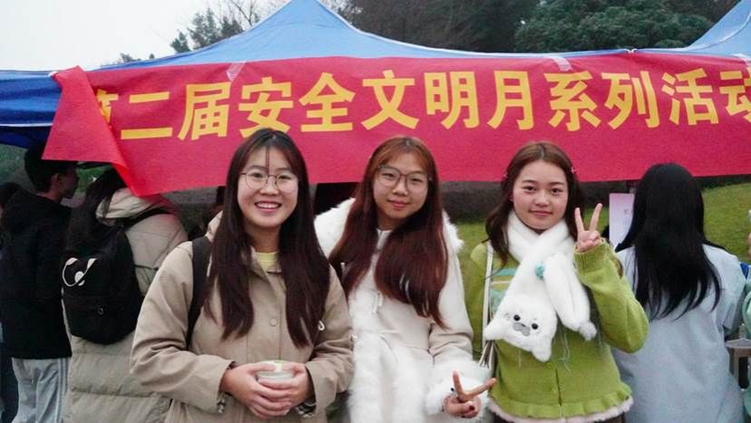 活动二参赛人员拿奖品图4