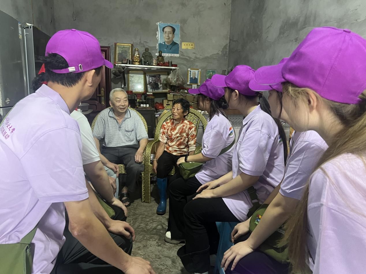 实践团成员前往老党员家中