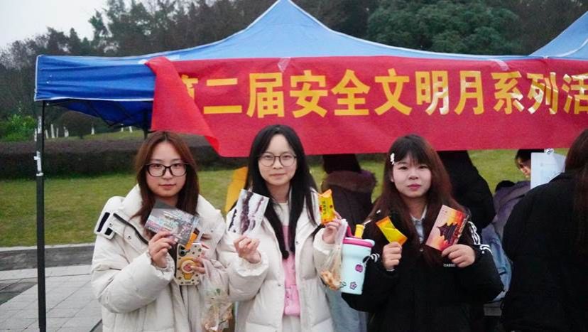 活动二参赛人员拿奖品图3