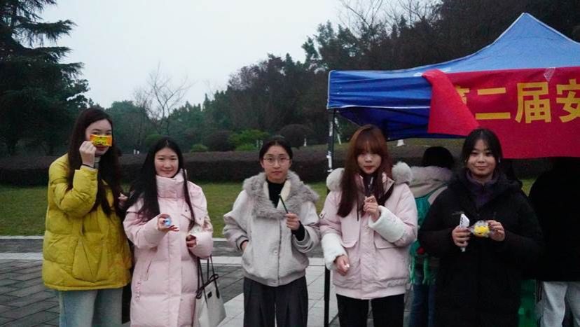 活动二参赛人员拿奖品图1