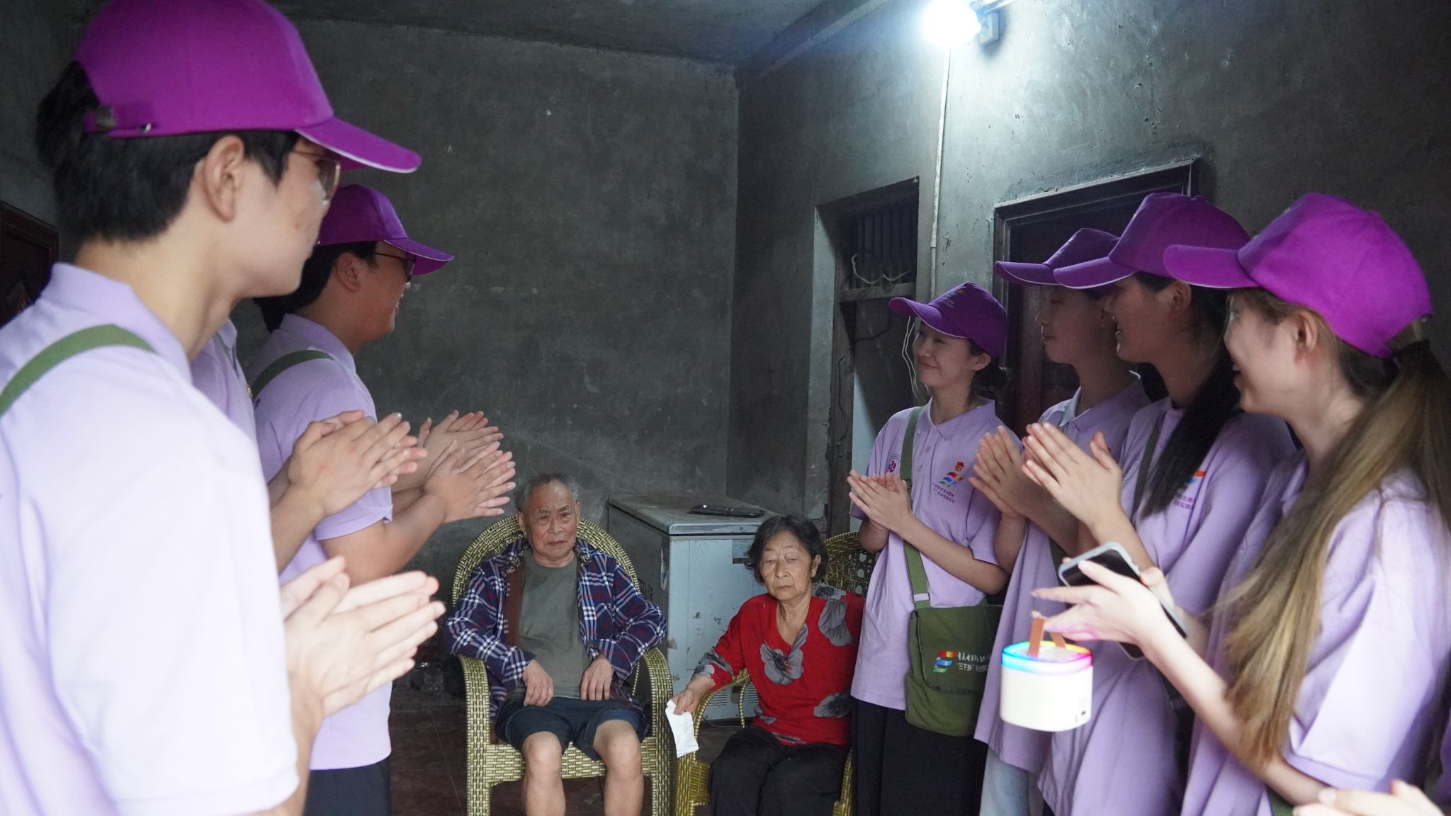 实践团成员聆听老党员讲入党经历和奋斗故事1