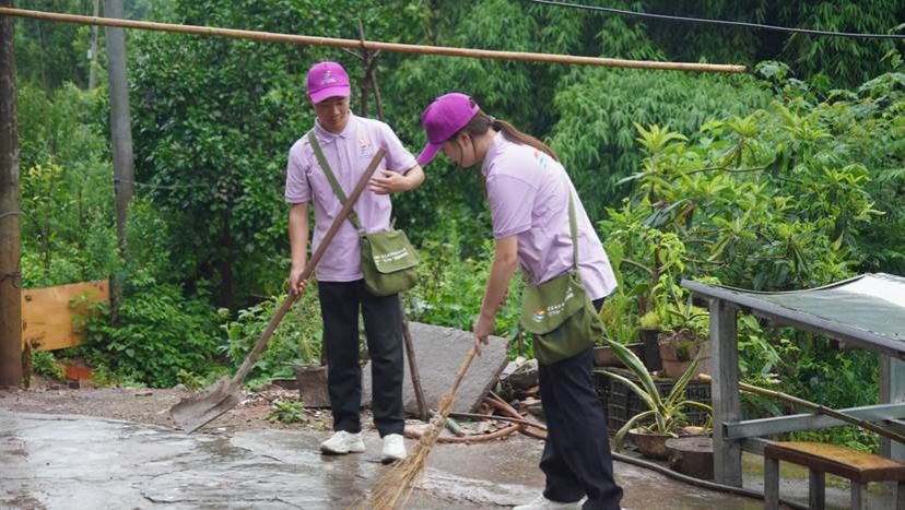 实践团成员帮助老党员打扫庭院1