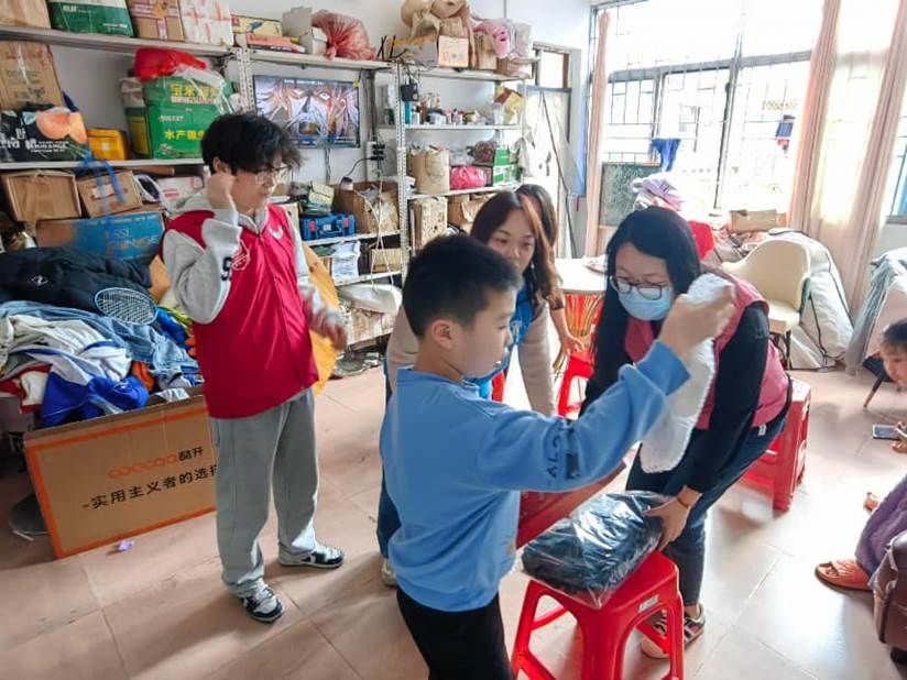 上门慰问困难户