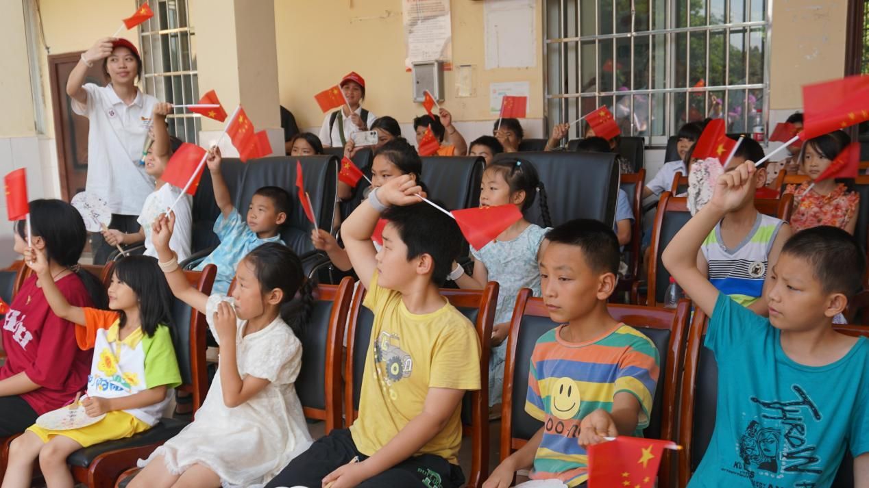 实践团合唱歌唱祖国